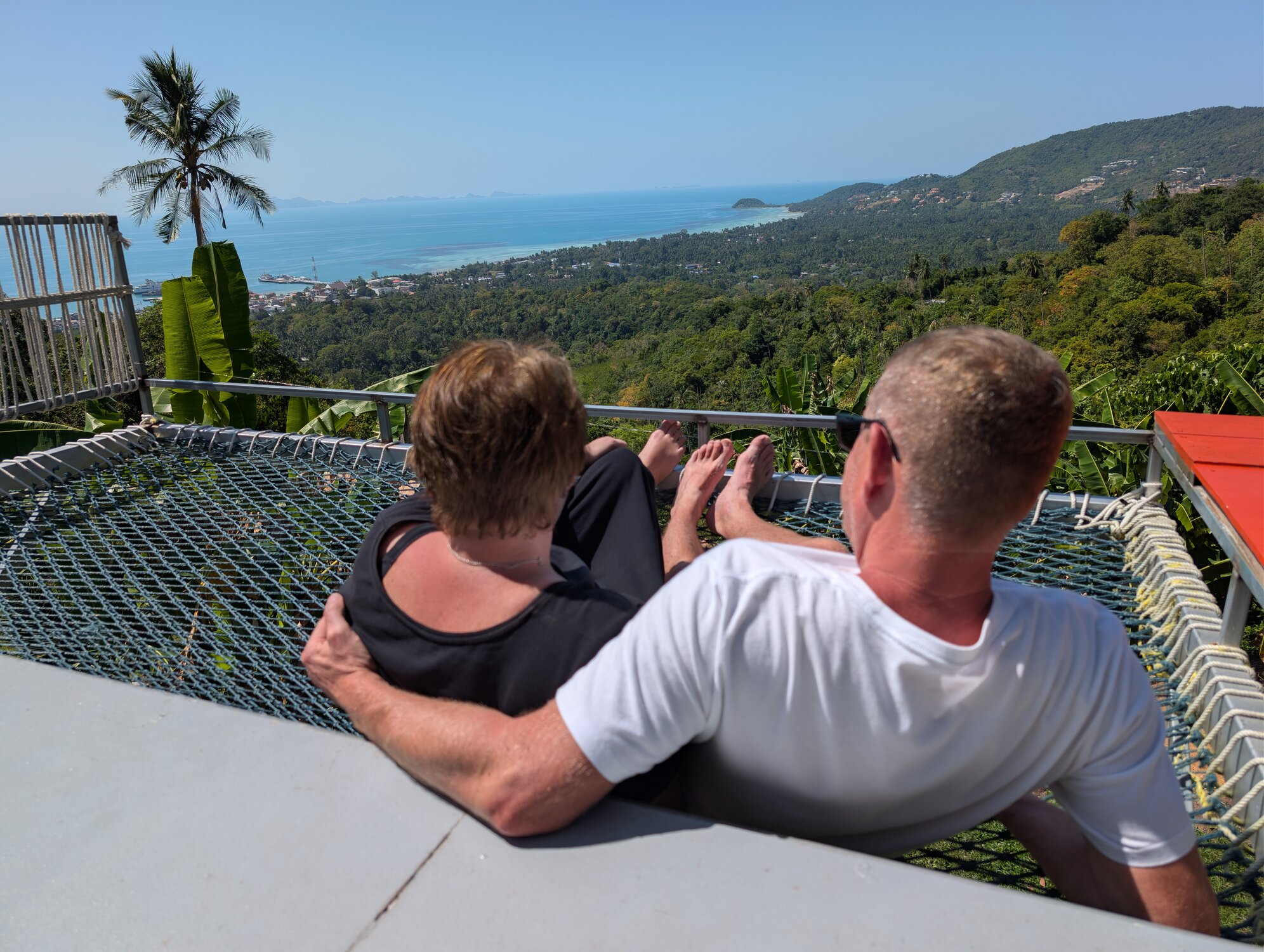 Sandra und ihr Mann genießen die Aussicht in Thailand
